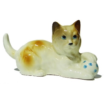 Сувенир Котенок с мячом фарфор (С)