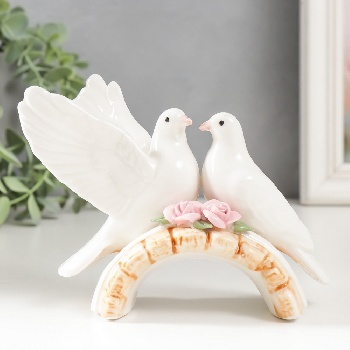 Сувенир керамика "Два белых голубя на мостике с розами" 