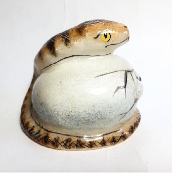 Скульптура Змея с яйцом