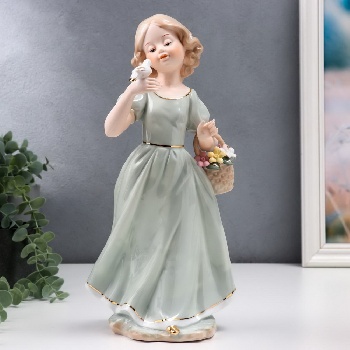 Сувенир "Девочка в зелёном платье с голубем на руке, с корзиной цветов" 