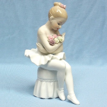 Фигурка балерина с цветами