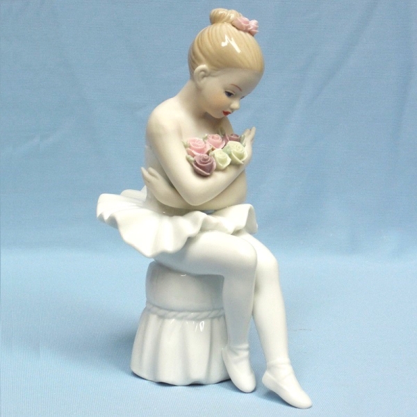 Фигурка балерина с цветами