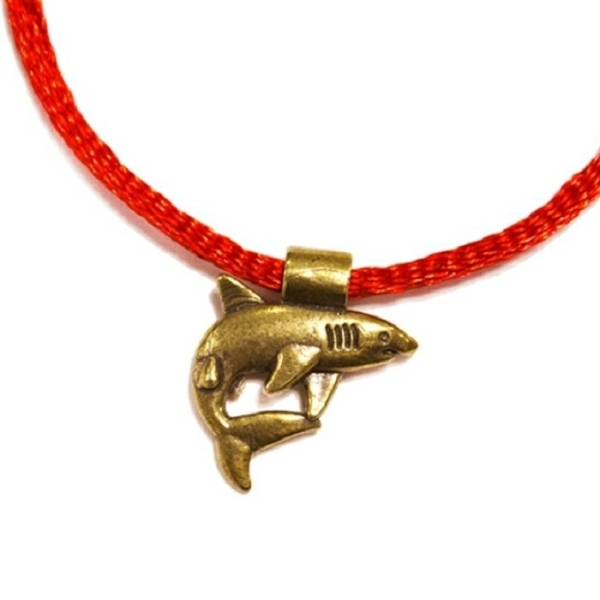 Красная нить акула