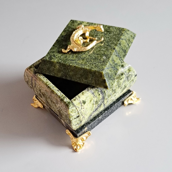 Шкатулка змеевик № 2 на ножках со змейкой