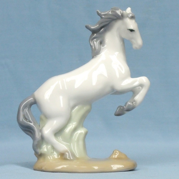 Лошадь на дыбах, 11х10x6 см